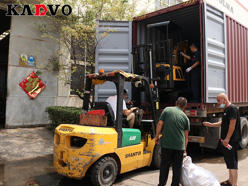 凱迪沃重工30臺小型挖掘機(jī)再次出口德國